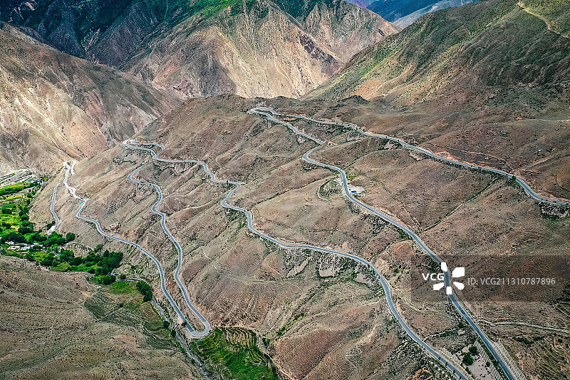 中国西藏左贡县川藏公路业拉山怒江72道拐图片素材