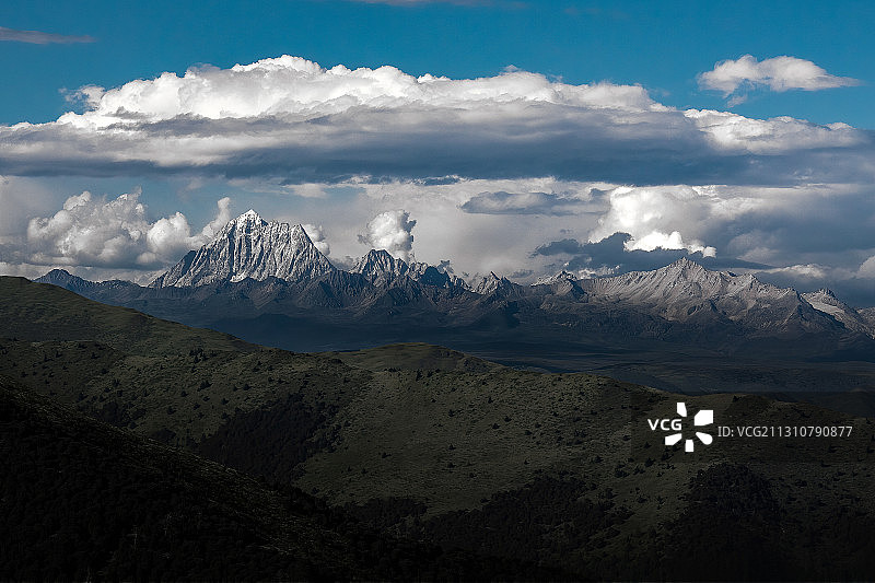 蓝天白云下的雅拉雪山图片素材