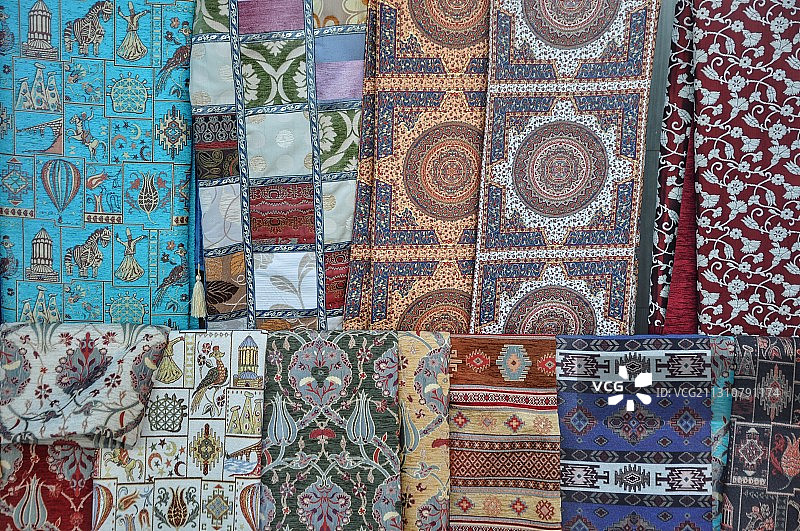 乌鲁木齐大巴扎市场里民族特色的披风织物图片素材