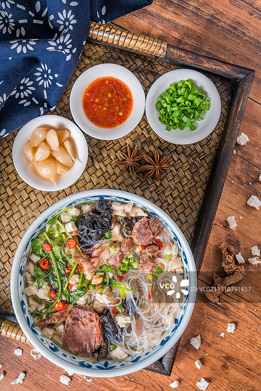 放在木桌上的一碗陕西西安美食羊肉泡馍图片素材