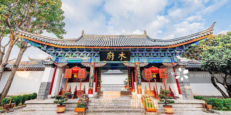 中国云南丽江古城木府大门正面照图片素材