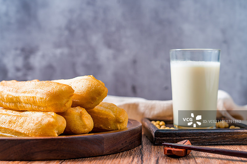 中国传统早餐油条豆浆图片素材