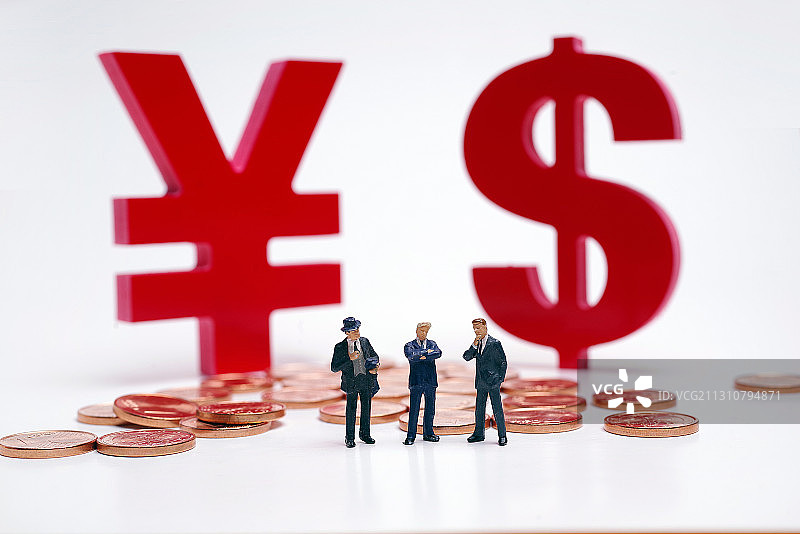 人民币美元符号与商务人士投资理财分析资金图片素材
