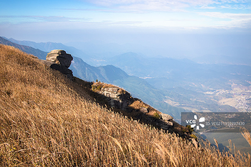 江西武功山风景区万宝柜冰川遗迹景点秋季高山草甸天空云图片素材