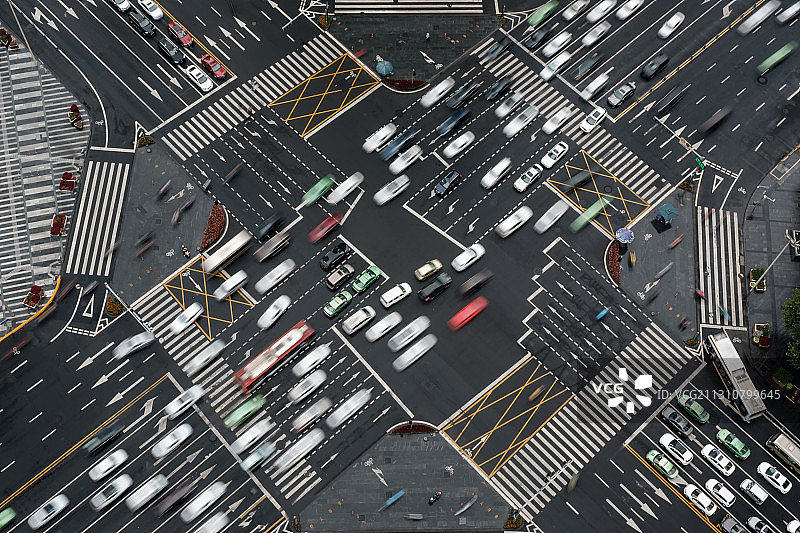城市十字路口，车流不息图片素材