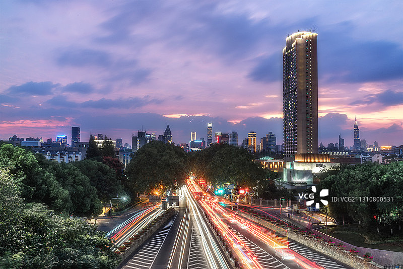 车水马龙穿城过（去除Logo）图片素材