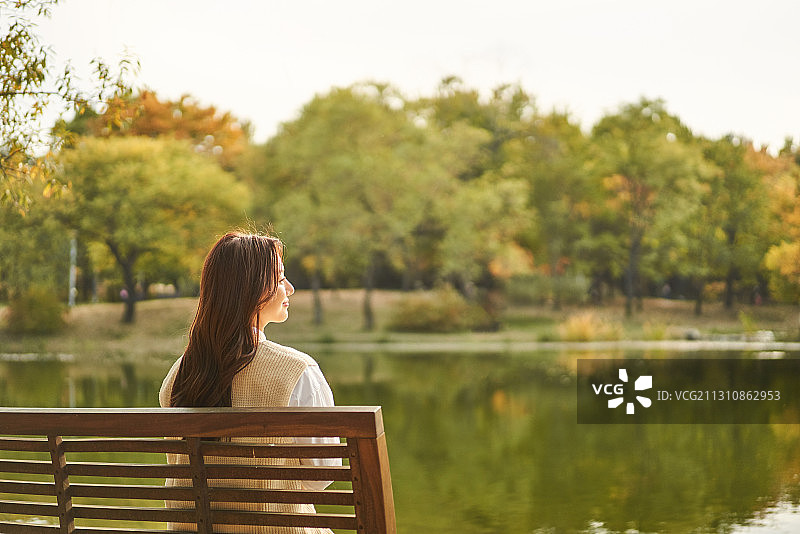 秋季，女性情感，野餐休息图片素材