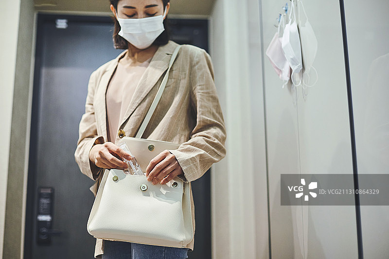 口罩、病毒、新冠肺炎疫情、保持社交距离、预防感冒口罩、通勤图片素材