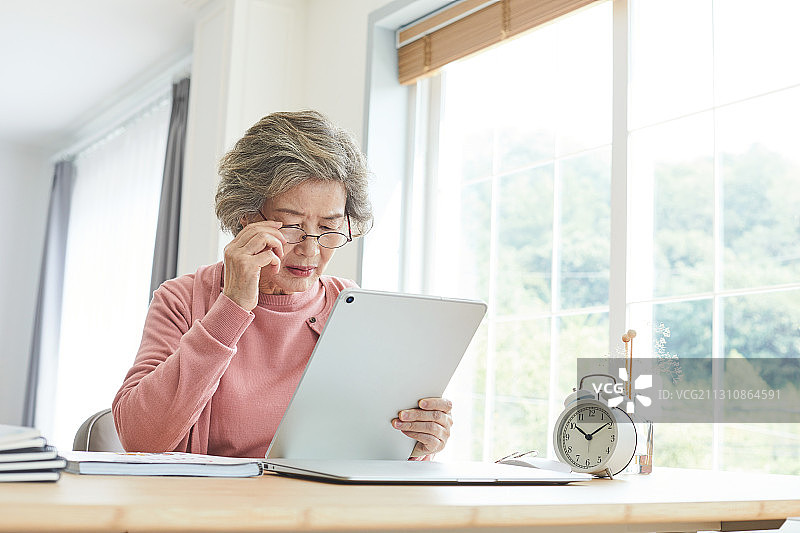 老年妇女，学习，教育，老龄化，平板电脑，眼镜，视力，老花眼图片素材