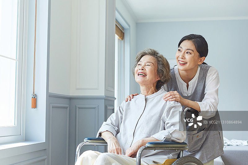 老年妇女、疗养院、护士助理、护理人员、医疗服务、微笑、明亮的表情、志愿者、舒适图片素材