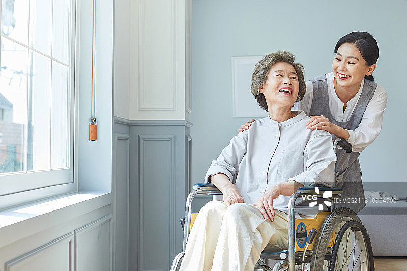 老年妇女、疗养院、护士助理、护理人员、医疗服务、微笑、明亮的表情、志愿者、舒适图片素材