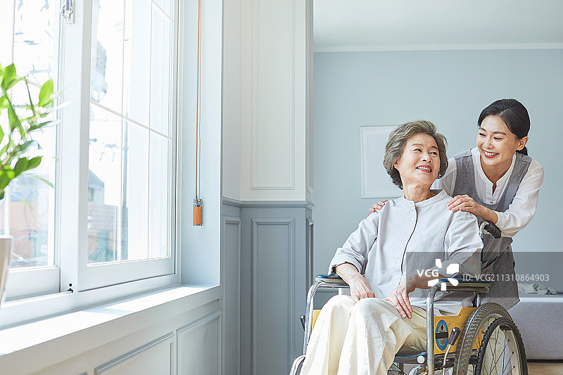 老年妇女、疗养院、护士助理、护理人员、医疗服务、微笑、明亮的表情、志愿者、舒适图片素材