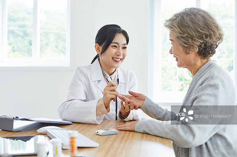 医院专业女医生微笑检查血糖仪图片素材