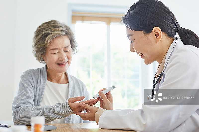 医院专业女医生微笑检查血糖仪图片素材