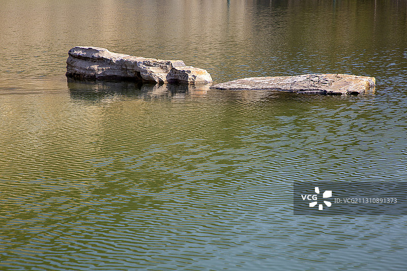 刀削般陡峭的石崖矗立在一池清水之上图片素材