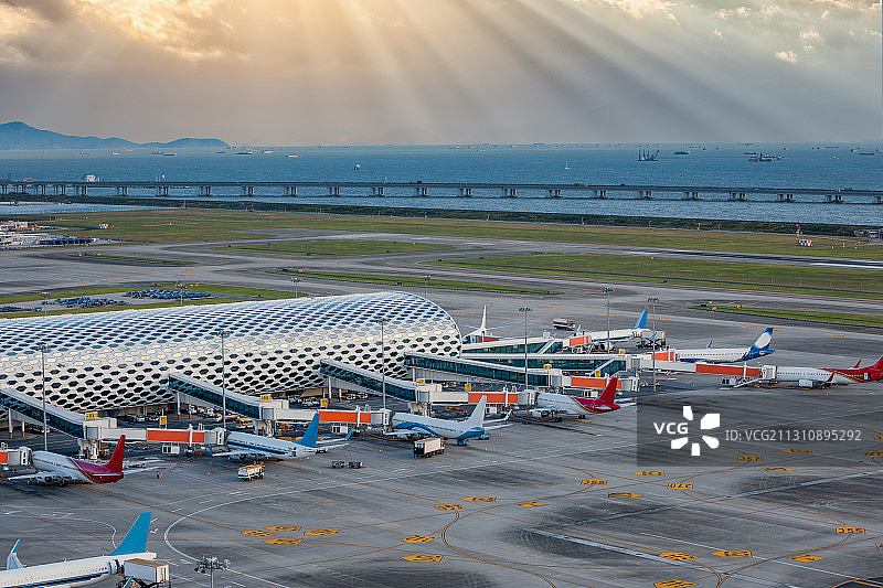 深圳宝安机场候机大楼飞机天际线高视角图片素材