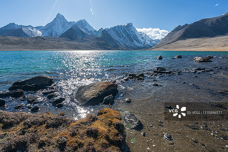晴天蓝色湖泊草地岩石山脉山峰雪山蓝天白云反射光图片素材
