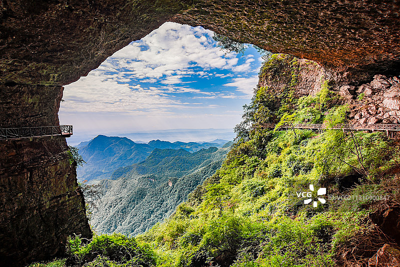 金佛山绝壁栈道燕子洞图片素材