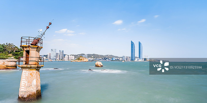 中国福建厦门海边的灯塔和双子塔慢门风光图片素材