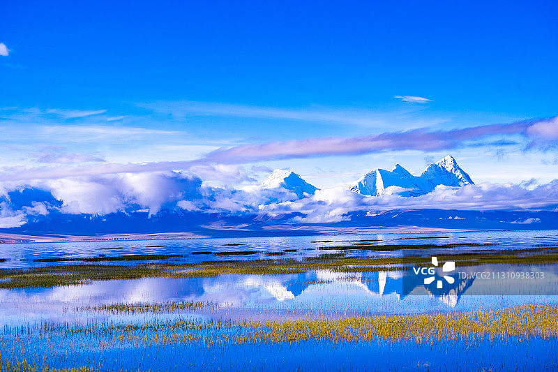 西藏康马县的多情错，也叫多庆错，远处的雪山是卓木拉日图片素材