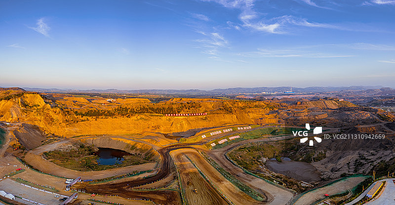 阜新市新邱区百年国际赛道城，谁曾想到？这里以前是废弃矿坑图片素材