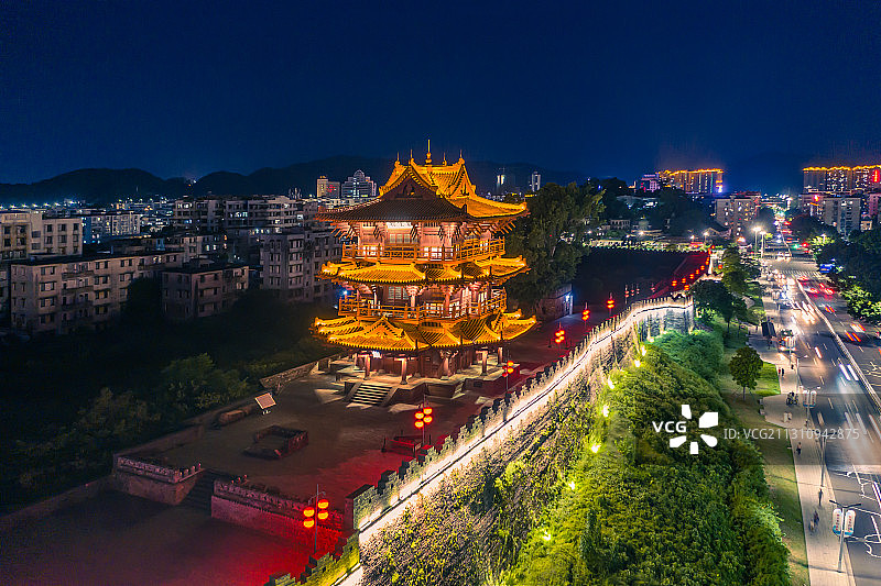 航拍广东肇庆端州区夜景宋代古城墙披云楼车流古建筑旅游景点图片素材