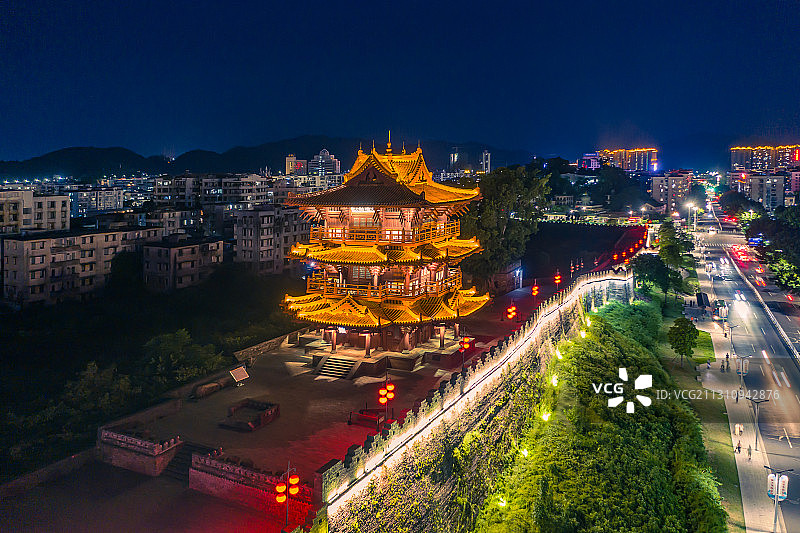 航拍广东肇庆端州区夜景宋代古城墙披云楼车流古建筑旅游景点图片素材