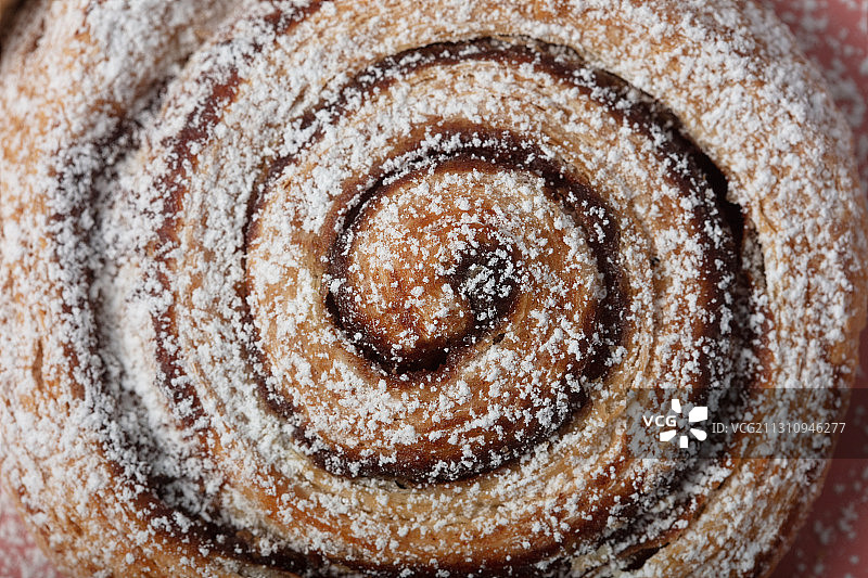 粉色背景上的肉桂卷（俯视）图片素材