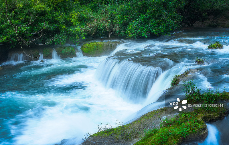 贵州黔南荔波小七孔景区溪流瀑布图片素材