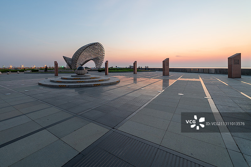 滴水湖临港新城南汇嘴观海公园司南鱼早晨广场-3图片素材