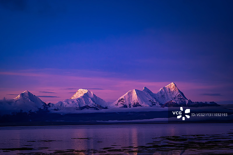 西藏日喀则康马县多情错 多庆错 卓木拉日雪山图片素材