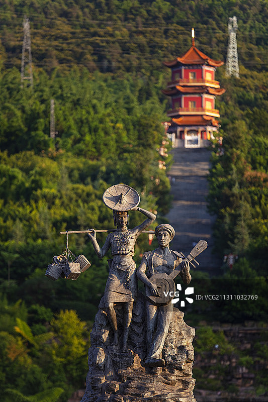 云南省新平县民族团结广场雕塑图片素材