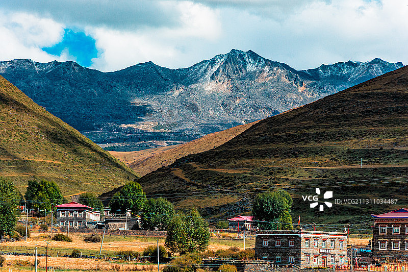 折多山下的藏式民居图片素材
