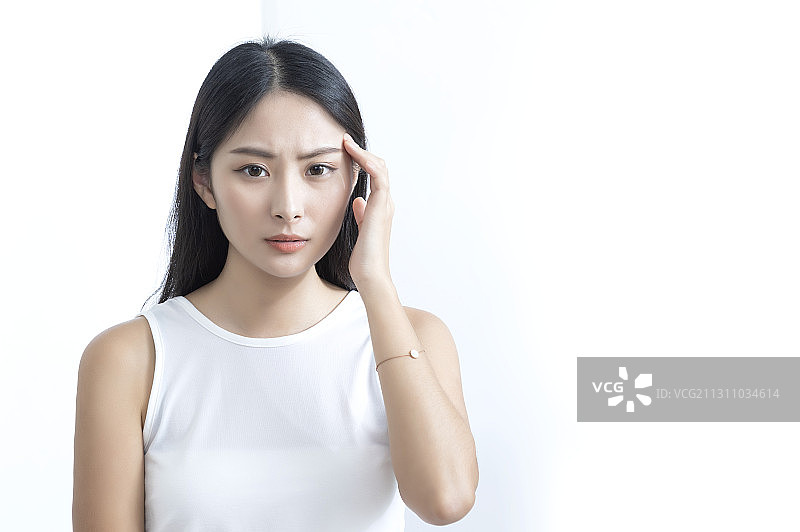 东方美女手托着头皱着眉头图片素材