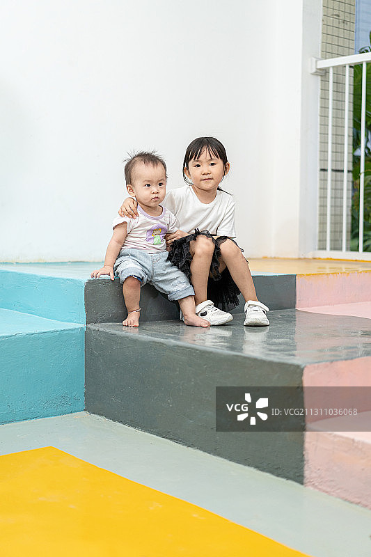 在阶梯玩耍的小女孩图片素材