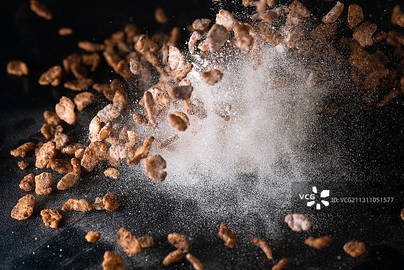 可可脆米谷物快速欧美早餐黑色背景高速棚拍图片素材