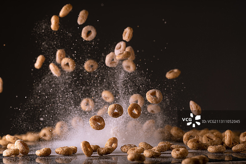 麦片圈谷物快速欧美早餐黑色背景高速棚拍图片素材
