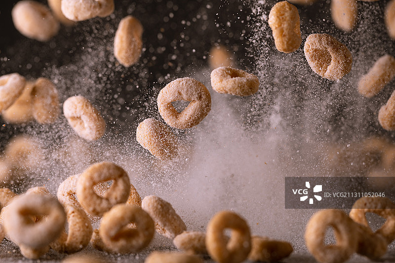 麦片圈谷物快速欧美早餐黑色背景高速棚拍图片素材