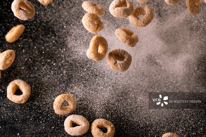 麦片圈谷物快速欧美早餐黑色背景高速棚拍图片素材