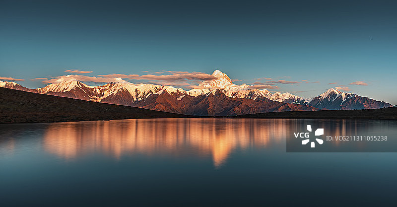 贡嘎日照金山图片素材