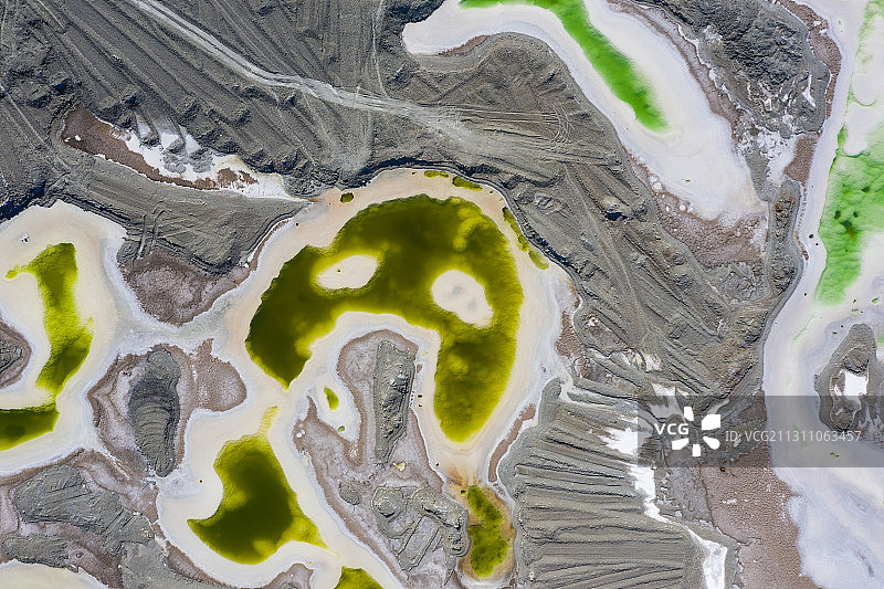航拍青海省海西蒙古族藏族自治州大柴旦翡翠盐湖花纹图案彩色碧绿图片素材