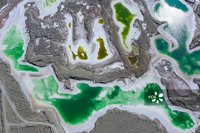 航拍青海省海西蒙古族藏族自治州大柴旦翡翠盐湖花纹图案彩色碧绿图片素材