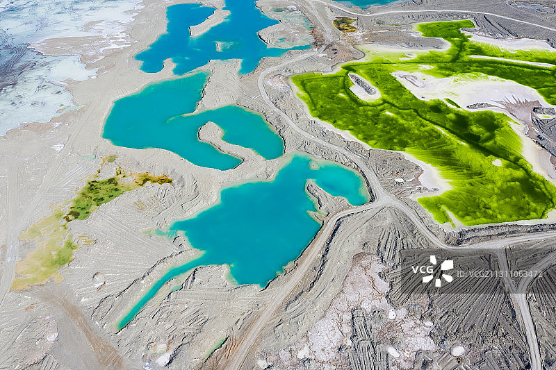 航拍青海省海西蒙古族藏族自治州大柴旦翡翠盐湖花纹图案彩色碧绿图片素材