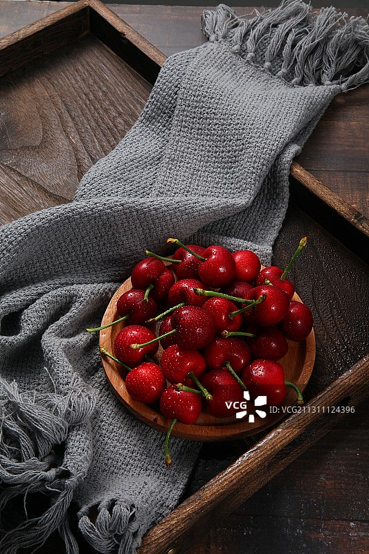 挂着水珠的大樱桃图片素材