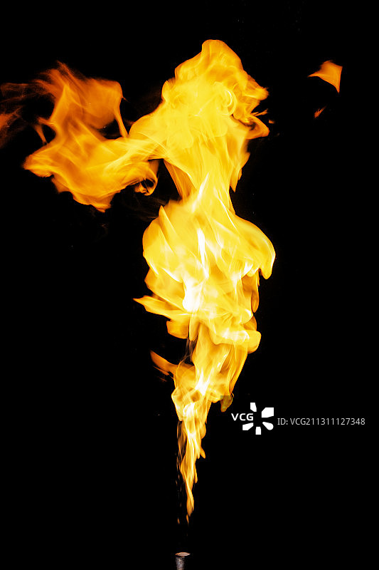 黑色背景下喷出的火焰图片素材