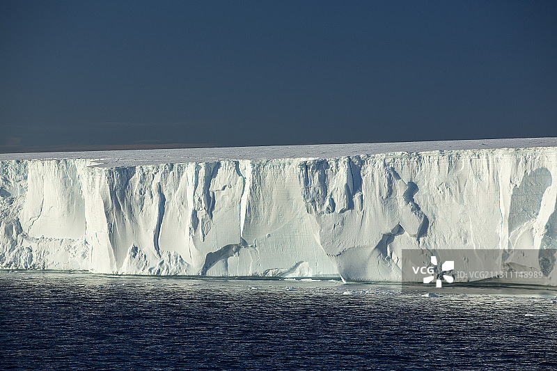 南极半岛利文斯顿岛附近的 tabular 冰山图片素材