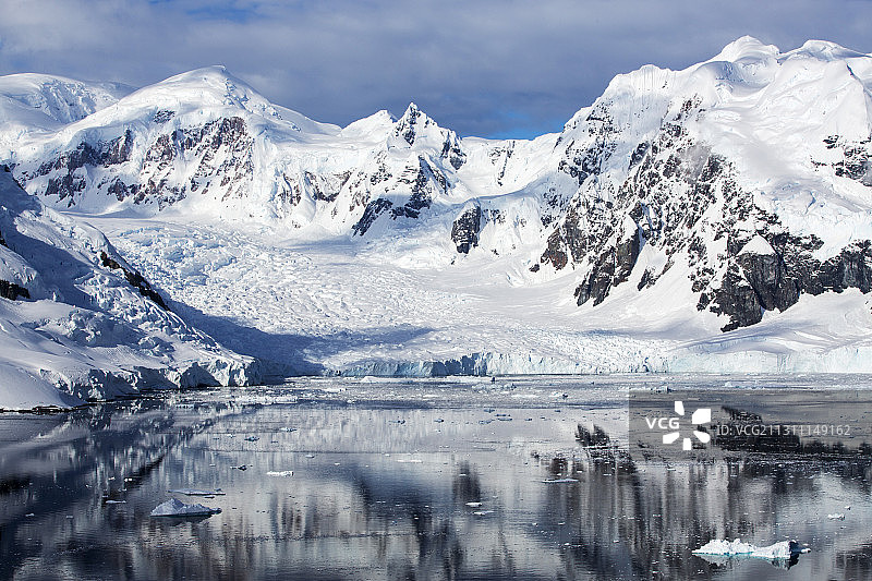南极半岛格雷厄姆地天堂湾沃克山下的壮丽海岸风光图片素材