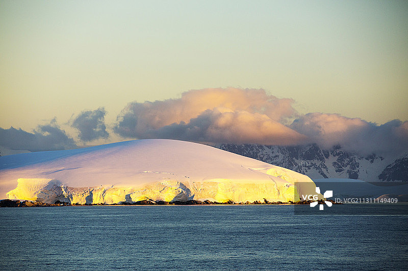 从杰拉许海峡眺望南极半岛的傍晚灯光图片素材