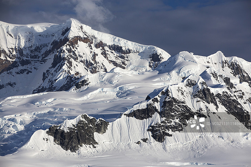 南极半岛山脉风光，隔尔拉什海峡图片素材