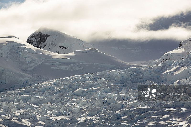 南极半岛格雷厄姆地天堂湾沃克山下的壮丽海岸风光图片素材